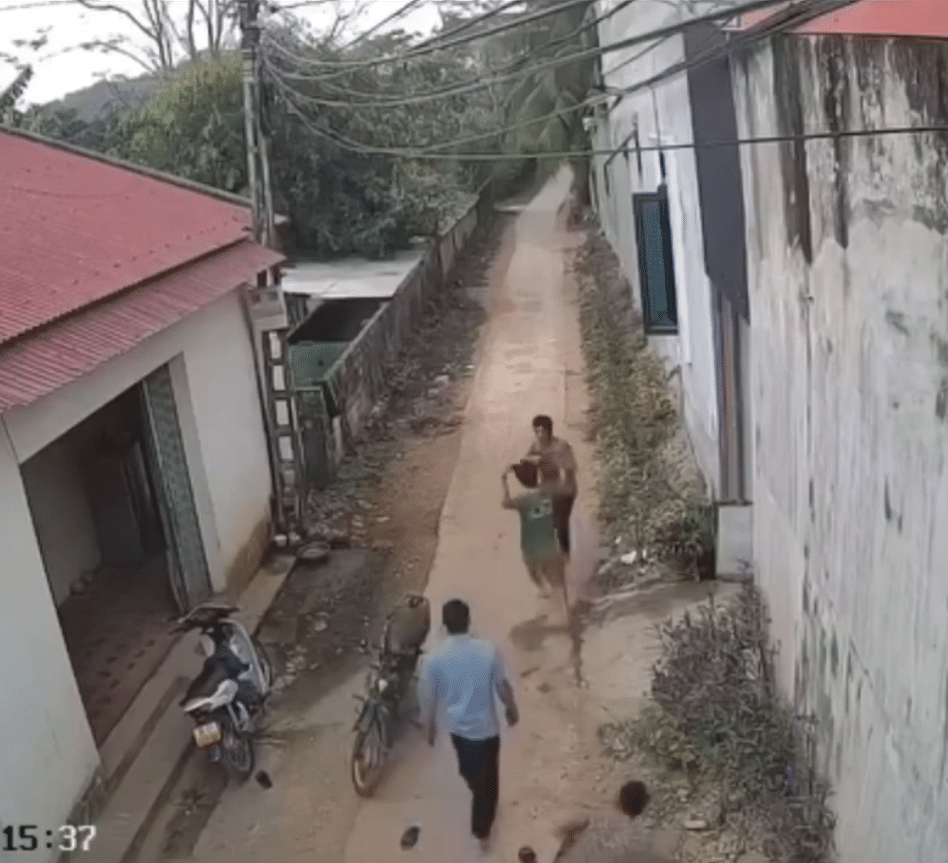 Thạch Thành – Thanh Hóa: Hàng xóm mâu thuẩn cầm phóng lợn rượt đuổi nhau như phim hành động