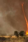 Lốc xoáy dữ dội ‘phun lửa’ ở Trung Quốc