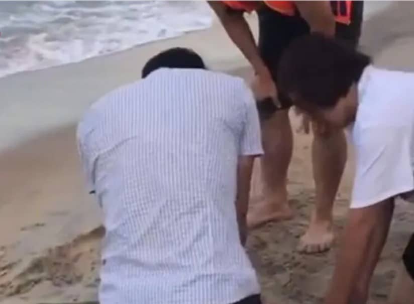 Video chiến sĩ công an cứu sống thiếu nữ 19 tuổi ngừng tim sau khi đuối nước – Quảng Trị