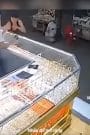 HOT: video thanh niên xông vào tiệm vàng đập tủ kính lấy vàng ném ra đường