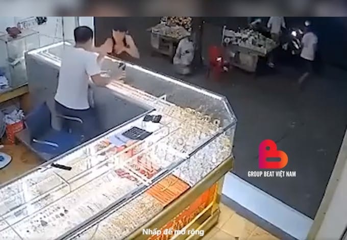 HOT: video thanh niên xông vào tiệm vàng đập tủ kính lấy vàng ném ra đường