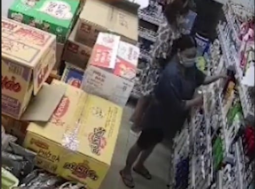 Camera ghi lại: Hai nữ ‘siêu trộm’ nhét 20 chai dầu gội của siêu thị vào quần – HCM