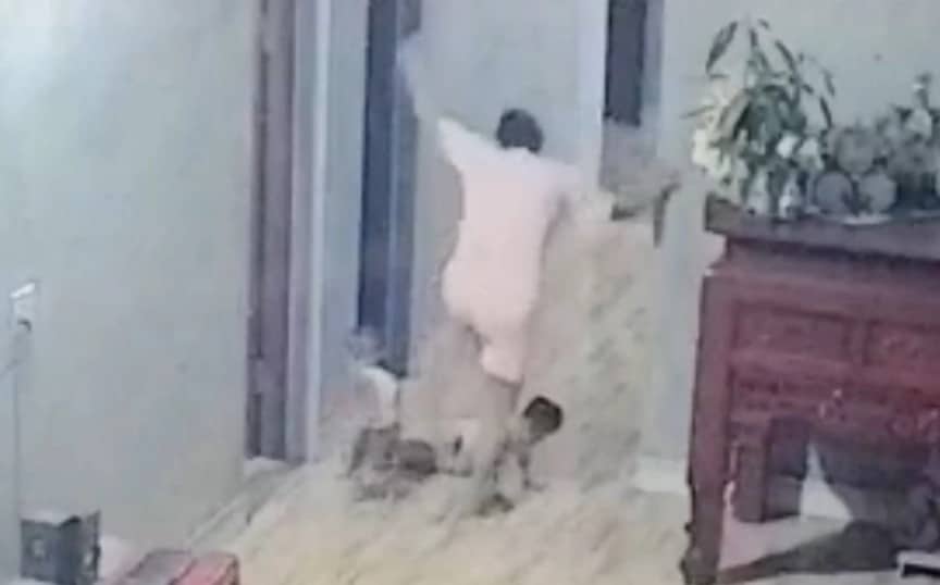 NÓNG: video mẹ đạp gãy chân con trai 9 tuổi do làm mất chìa khóa ở Bắc Giang