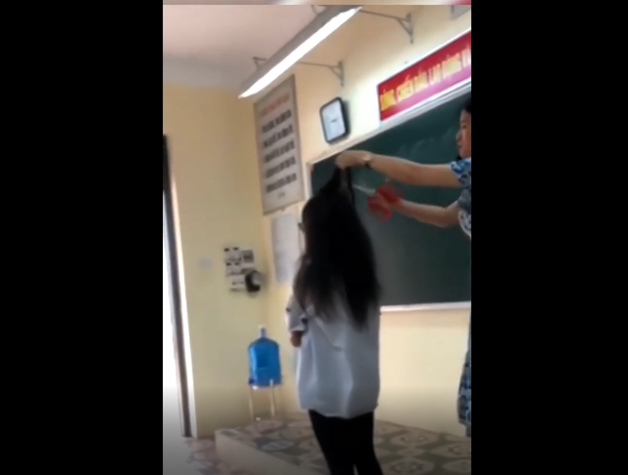 HOT!!! Xôn xao CLIP cô giáo “cắt tóc” của 1 nữ sinh vì em vi phạm nội quy của nhà trường