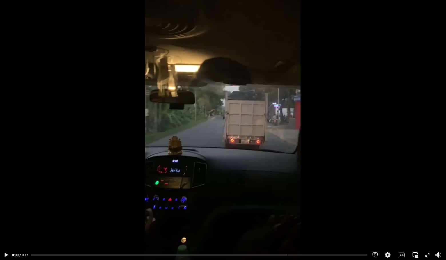 NÓNG: video tài xế xa tải tạt đầu, chắn đường xe cấp cứu đang chở bệnh nhân trong cơn nguy kịch