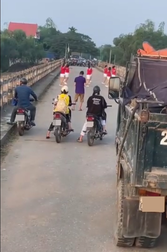 Độc lạ Thái Nguyên: Sáng nay cầu ở Đập Ba Đa, đã xảy ra tình trạng tắc đường – nguyên nhân là do có 1 nhóm dancer đang bận việc.