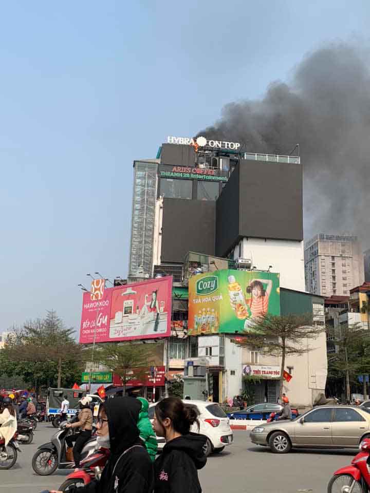Hà Nội: Một nhà hàng bất ngờ cháy lớn, chưa xác định được thương vong!!!
