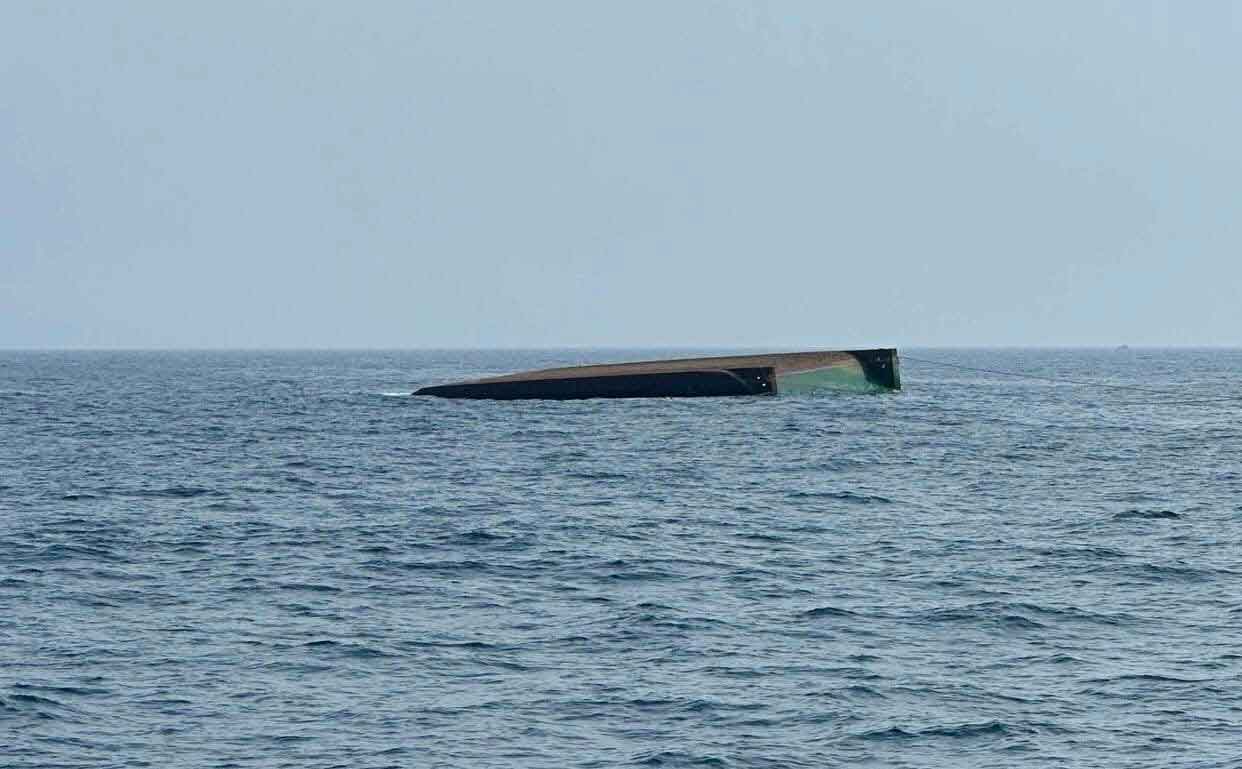 Nóng: Chìm sà lan trên biển Lý Sơn khiến 3 người ra đi mãi mãi và 2 người mất tích