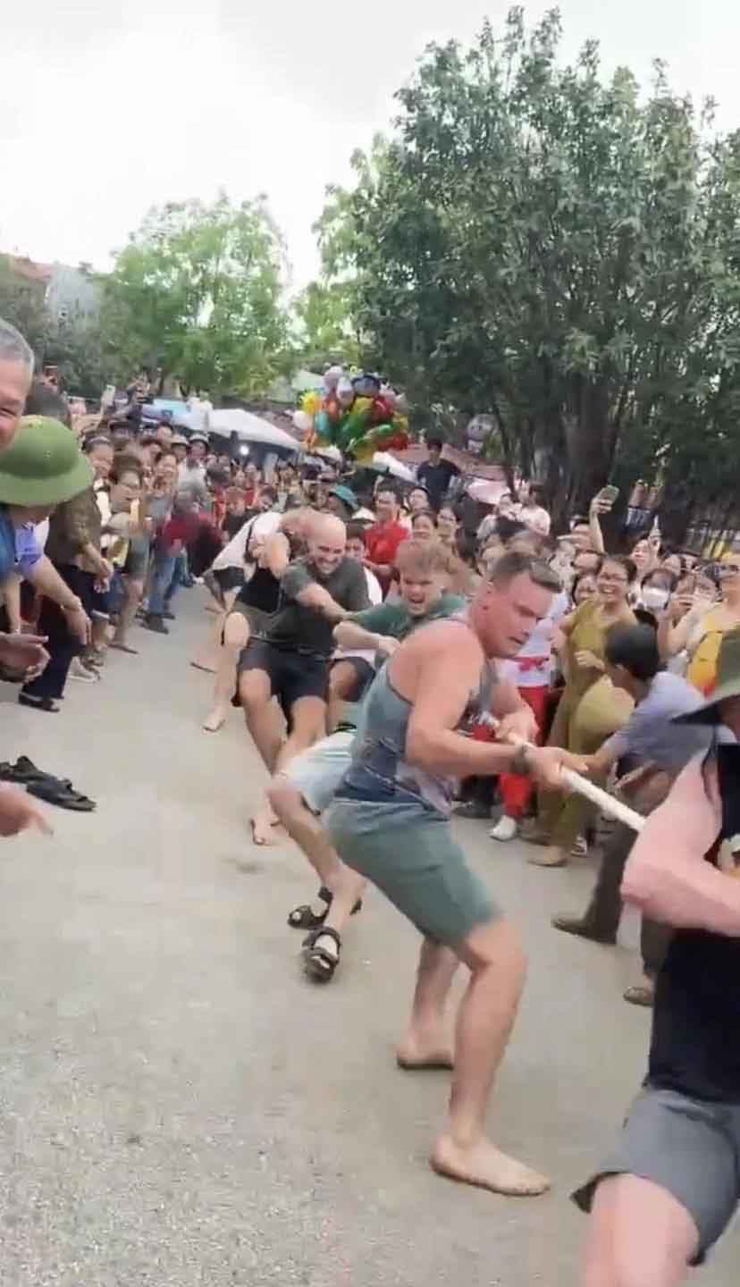 Độc lạ: Khách tây được mời kéo co ở một lễ hội tại Ninh Bình và cái kết
