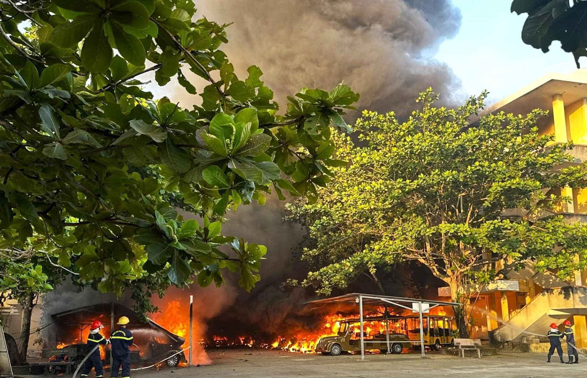 Nóng: Cháy lớn khiến 40 chiếc xe điện bị thiêu rụi hoàn toàn tại Hội An – Quản Nam
