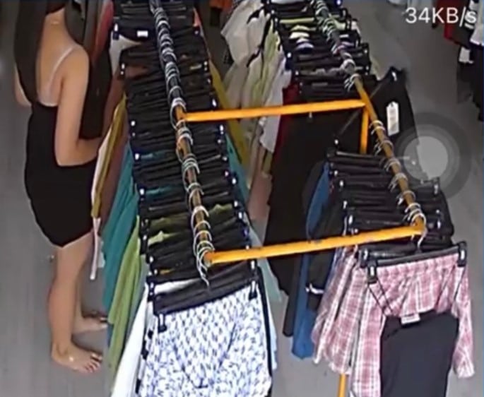 HOT!!! Video camera cô gái “xả lũ cực vàng” ngay tại shop quần áo