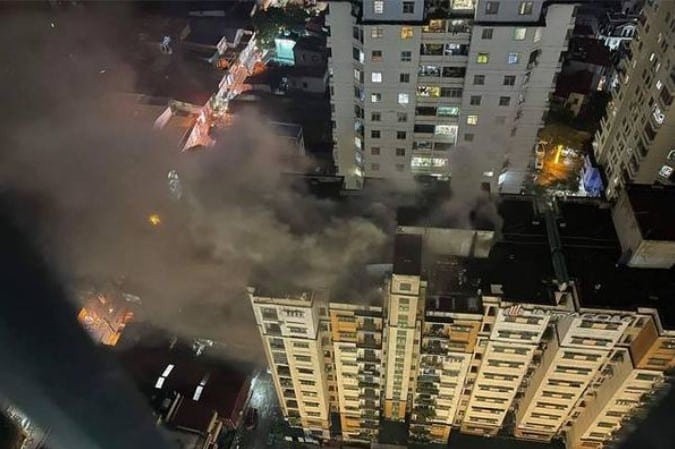 NÓNG: video toàn cảnh cháy chung cư ở hà nội, cảnh sát giải cứu 7 người mắc kẹt