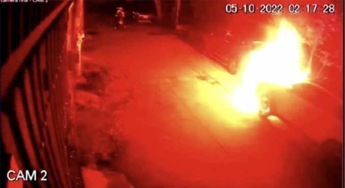 HOT: video camera ghi lại cảnh 2 thanh niên 2k5 đốt xe oto 1 tỷ vì được thuê với giá 5 triệu