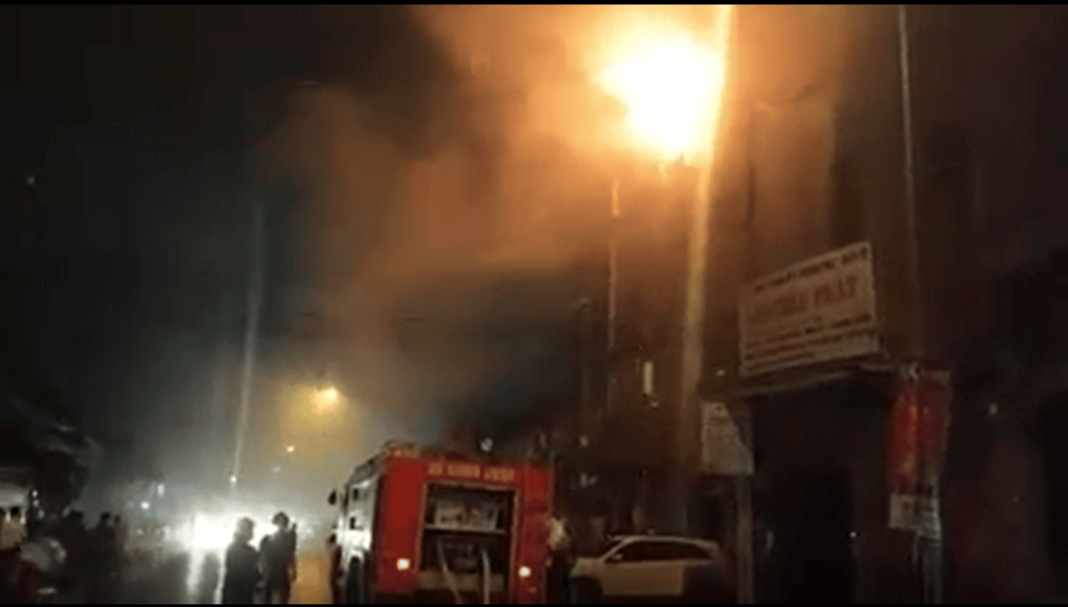 NÓNG: Quán Karaoke bốc cháy dữ dội khiến nhiều người thương vong ở Bình Dương