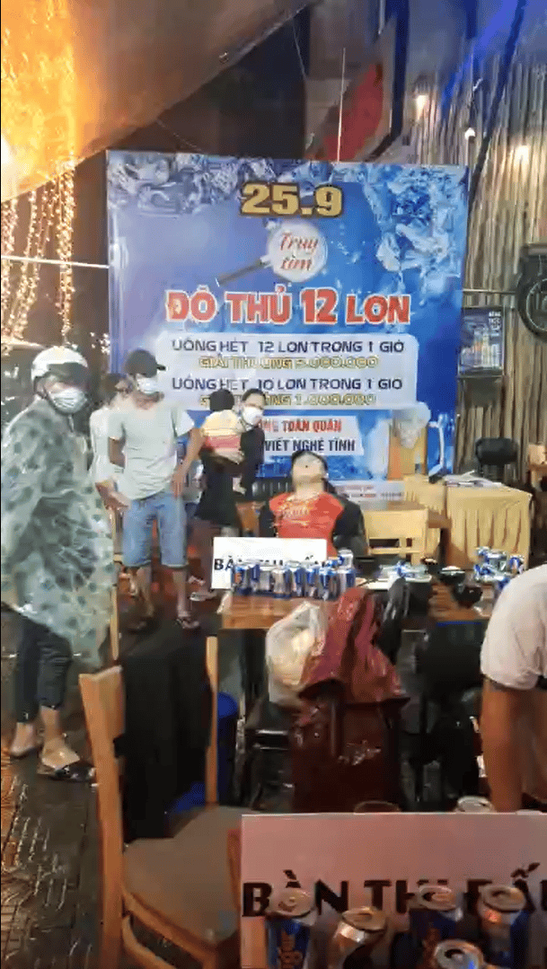 Video: Thanh niên cho chó ăn chè sau khi tham gia thử thách thần cồn nhận 5 triệu đồng tại Đà Nẵng