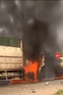 NÓNG: Đôi nam nữ va chạm với xe tải khiến xe tải bốc cháy ở Vĩnh Phúc