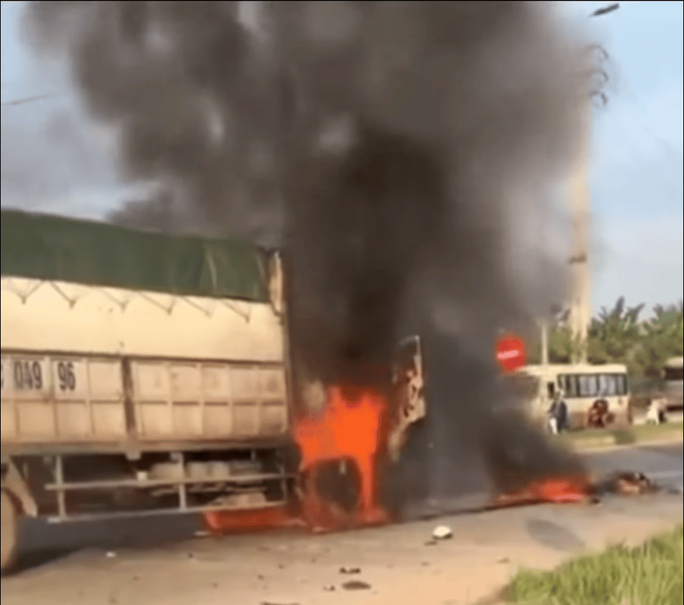 NÓNG: Đôi nam nữ va chạm với xe tải khiến xe tải bốc cháy ở Vĩnh Phúc