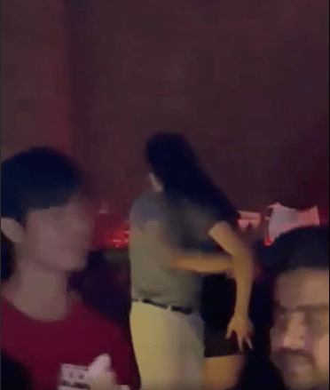 NÓNG: Video Shark Binh ôm hôn Phương Oanh tại Bar nước ngoài