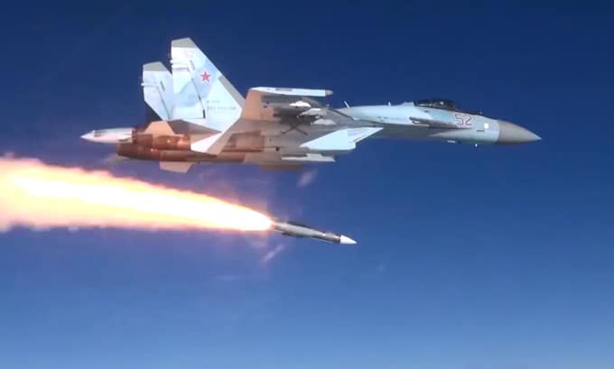 Su-35S và Su-30SM Nga phóng tên lửa vào mục tiêu của Ukraine