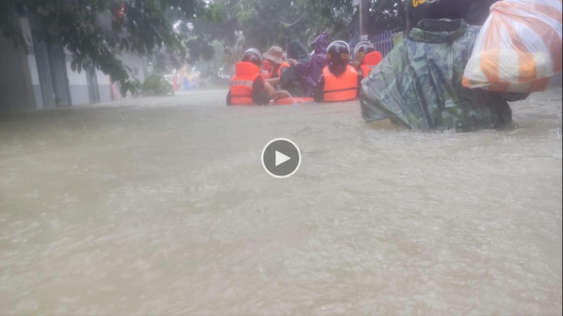 Đà Nẵng: Mưa không ngừng từ đêm qua, lực lượng chức năng đội mưa hỗ trợ người dân