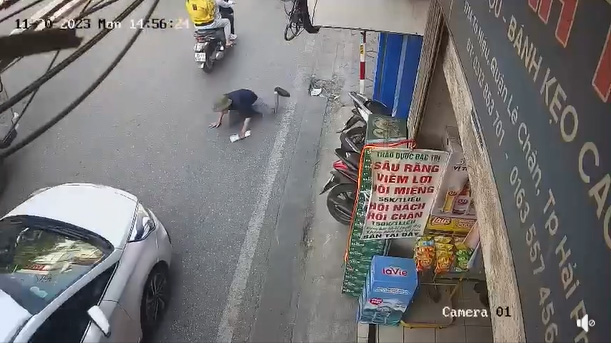 Hải Phòng: Người đàn ông vô tình bị vấp ngã xuống đường không may bị xe ô tô chèn qua người