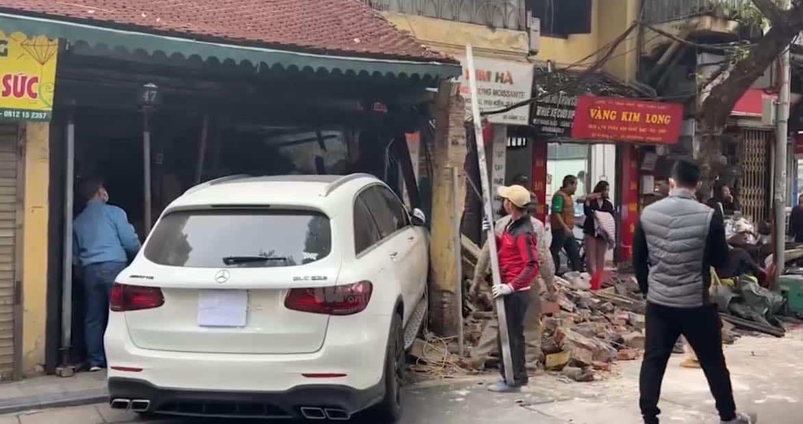 Hà Nội: Xe Mercedes tông đổ tường nhà cổ lâu đời nhất thuộc những năm 1883, nữ tài xế sinh năm 2003 vi phạm nồng độ cồn