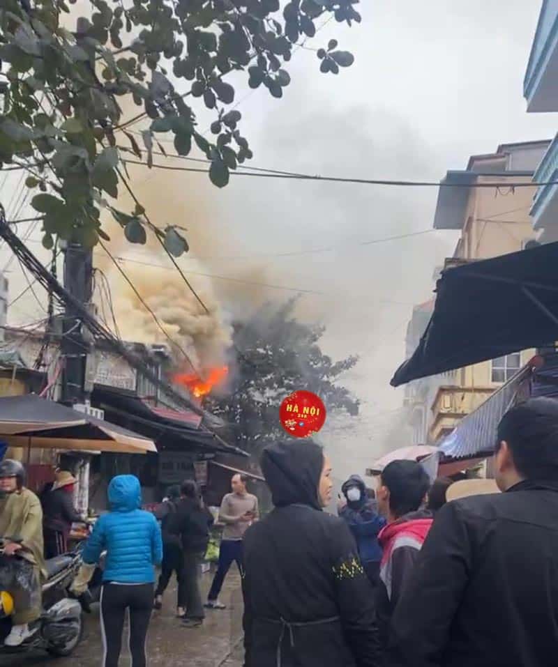 Hà Nội: Cháy lớn tại chợ Nhổn ngay lúc này