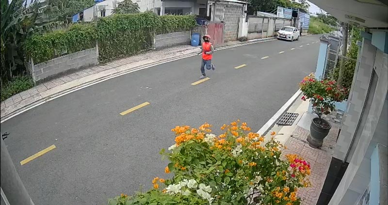 Video camera quay lại cảnh shipper bị trộm chiếc xe với 30 đơn hàng, anh chạy bộ đuổi theo không kịp