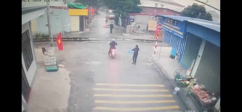 An Dương, Hải Phòng: Người phụ nữ đi xe máy va chạm với tàu hoả không qua khỏi