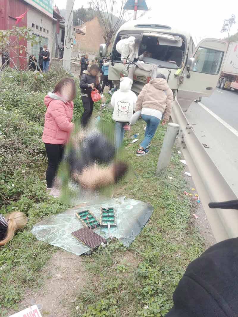 Lạng Sơn: Xe khách lao vào lan can bên đường khiến nhiều người bị thương