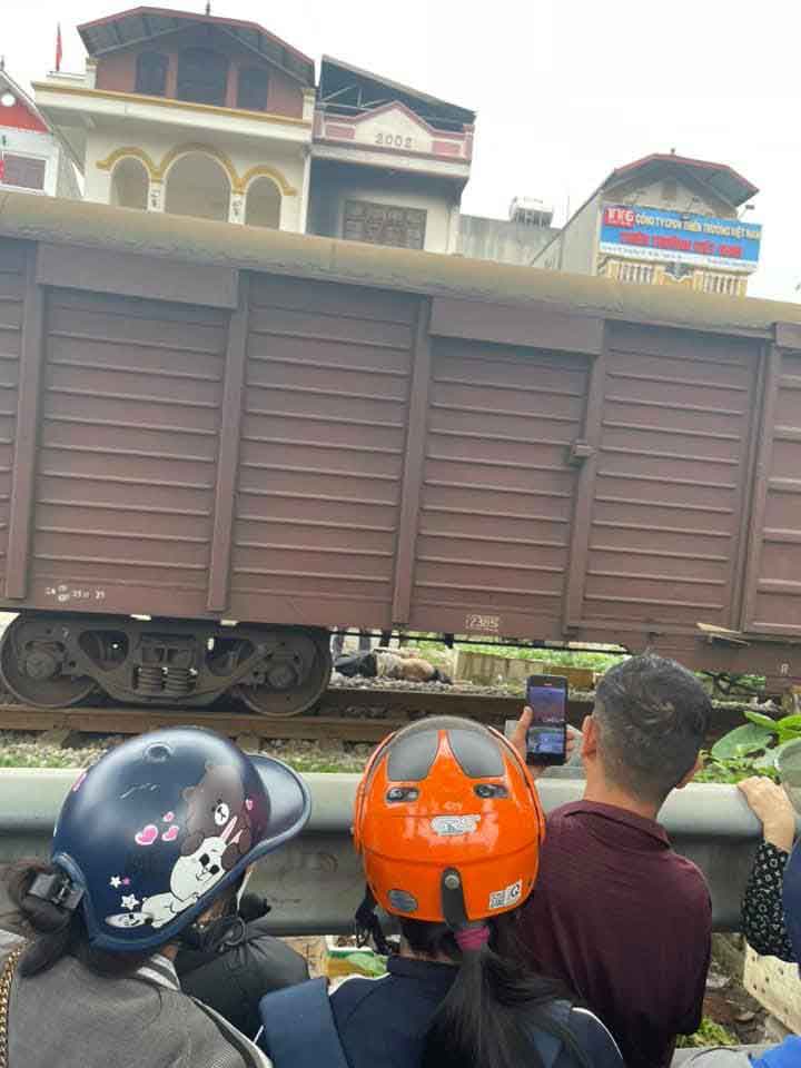 Nóng: Xe điện biến dạng sau khi va chạm mạnh với tàu hỏa tại Ngọc Hồi – Hà Nội