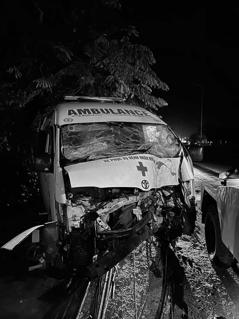 Video: Xe cứu thương 0 đồng mất lái tông gãy nhiều cột điện