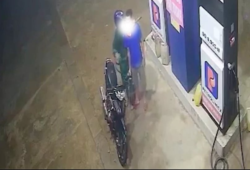 Quảng Nam : Đối tượng mặc áo mưa thủ sẵn liềm kề vào cổ nhân viên cây xăng để cướp