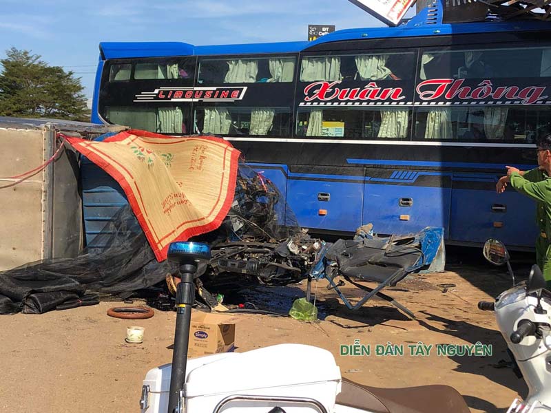 Đắk Lắk: TNGT nghiêm trọng giữa xe tải và xe khách khiến 1 người không qua khỏi
