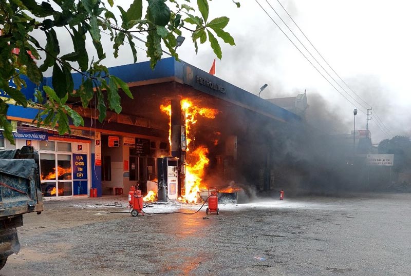 Bình Định: Vừa đổ xăng vừa hút thuốc, thanh niên làm cháy luôn cả cây xăng