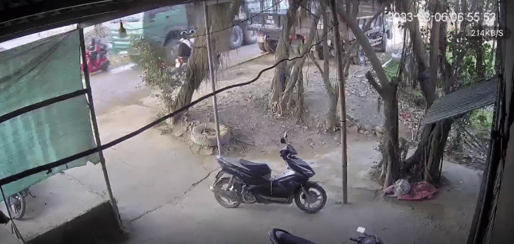 NÓNG!!! Video khoảnh khắc vụ tai nạn xe tải đâm xe máy khiến 3 mẹ con “t.u v.on.g” ở Nghệ An