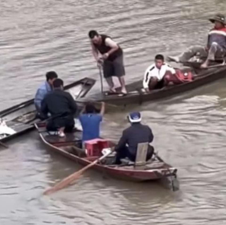 Video: Người dân dùng thuyền hỗ trợ các chiến sĩ vây bắt các nghi phạm trong vụ Đắk Lắk