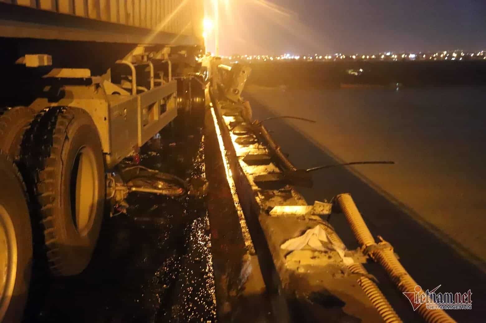 Video: xe Contairner đâm vào lan can cầu thanh trì và rơi xuống sông